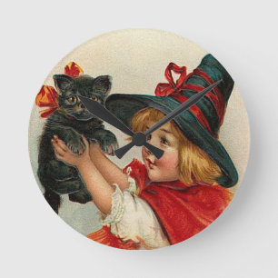 Horloge Ronde Vintage Halloween petite sorcière tenant un chat n
