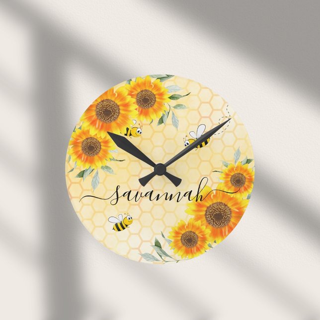 Horloge Ronde Yellow tournesol abeilles rustique script monogram (Créateur téléchargé)