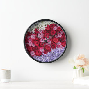 Horloge Roses rouges et roses avec Gypsophile colorée