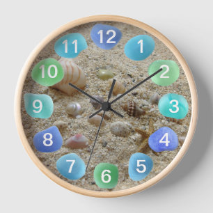 Horloge Sea glass with Seashells on Beach Sand
