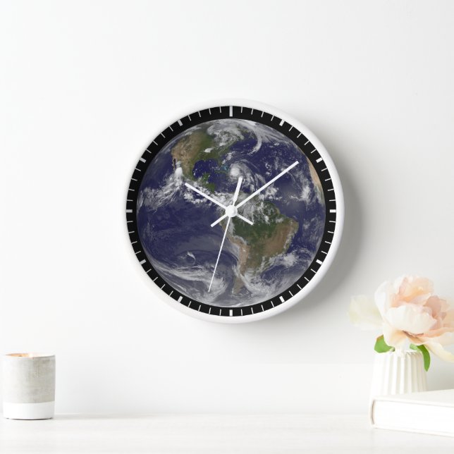 Horloge Terre Pleine Avec L'Ouragan Irène Au-Dessus Des Ba (Maison)