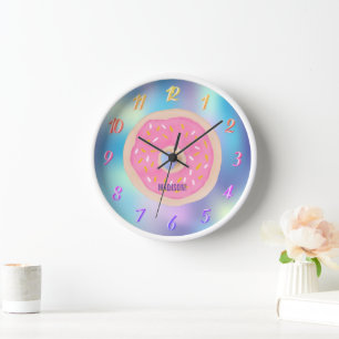 Horloge Un arc-en-ciel de couleurs, une beigne rose avec u
