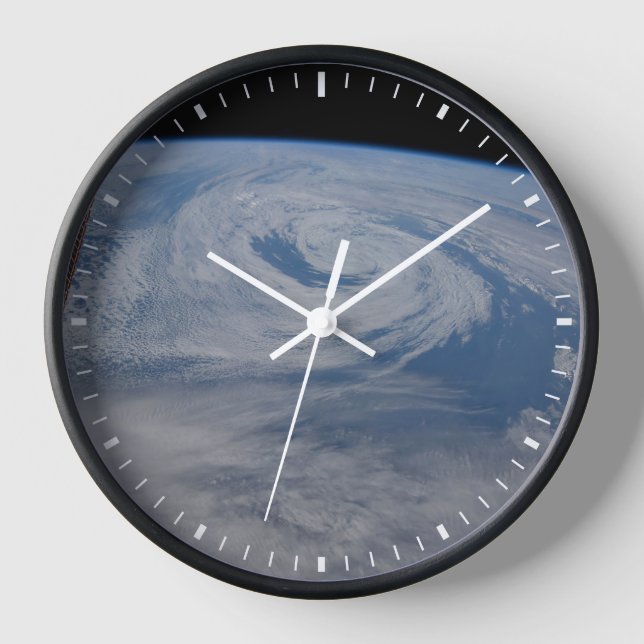 Horloge Un Système De Faible Pression Mi-Atlantique. (Recto)