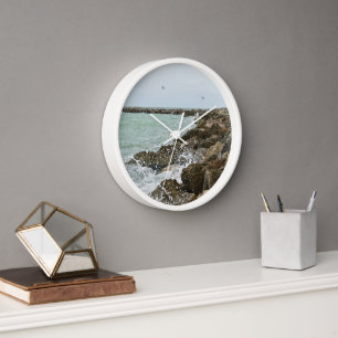 Horloge Vagues De Plage Qui S'Écrasent Sur Les Rochers