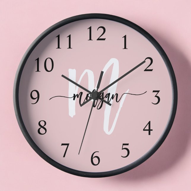 Horloge Vierge rose moderne Script Girl Monogramme Nom (Créateur téléchargé)