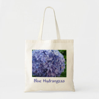 Hortensias bleus avec le sac fourre-tout bleu à