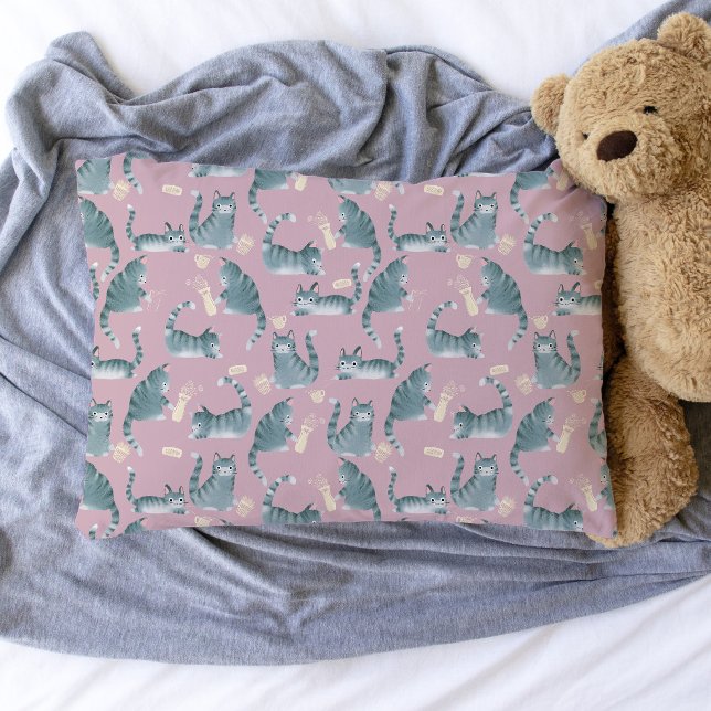 Housse D'oreillers Bad Grey Tabby Chats Frapper Tout Sur Motif (Cute Bad Grey Tabby Cats Knocking things over patterned pillowcase)
