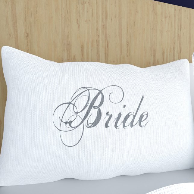 Housse D'oreillers Élégant Script Romantique Mariée Mariage blanc (An elegant font that says Bride on this pillow case. You can easily change it to your name)