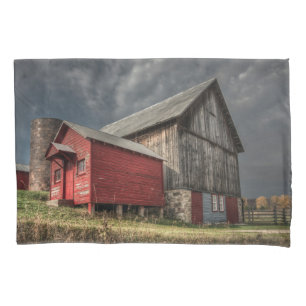 Housse D'oreillers Fermes   Grange en bois rouge dans le Michigan