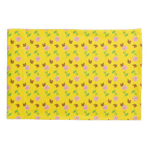 Housse D'oreillers fleurs aux papillons sur un arrière - plan jaune