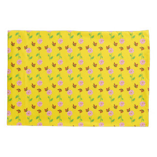 Housse D'oreillers fleurs aux papillons sur un arrière - plan jaune