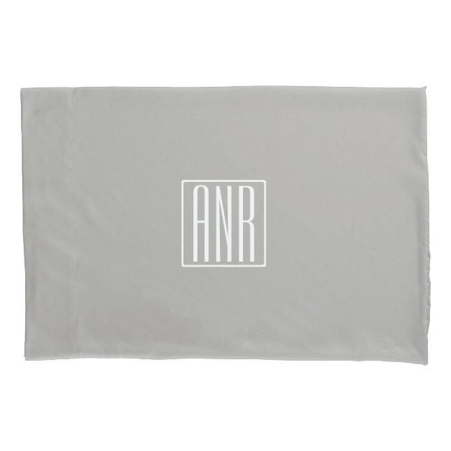 Housse D'oreillers Monogramme initial | Blanc sur gris clair (devant)