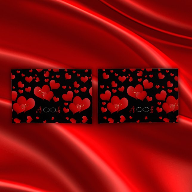 Housse D'oreillers Red Hearts Infinity Initiales Monogramme sur noir  (Créateur téléchargé)