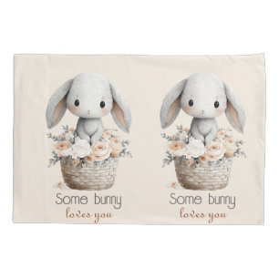 Housse D'oreillers Some Bunny vous aime dans un panier floral