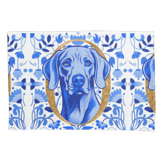 Housse D'oreillers Weimaraner peering thru the letter "O" in Gold