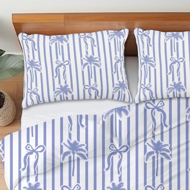 Housse D'oreillers White Blue Coastal Palm Trees Bows Stripes Pattern (In situ)