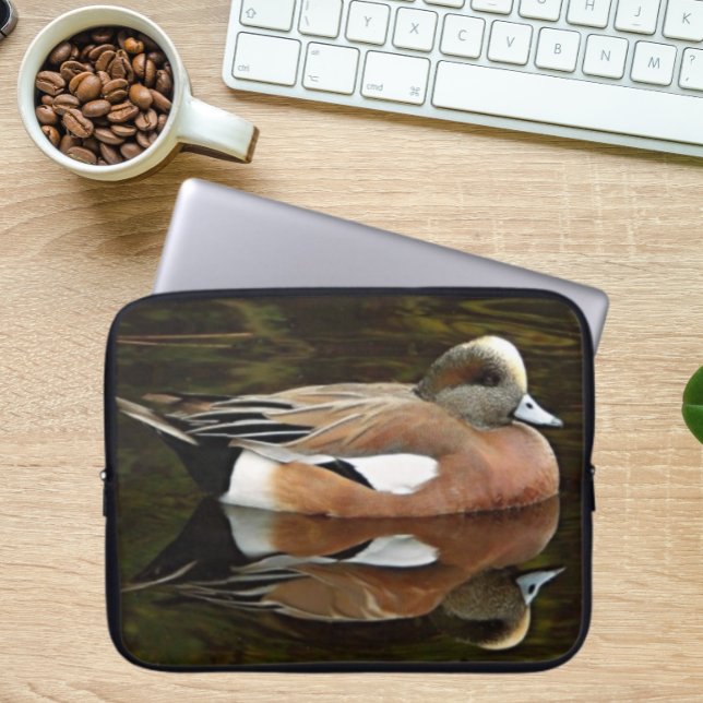 Housse Pour Ordinateur Portable American Wigeon Duck on Pond (In Situ)