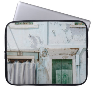 HOUSSE POUR ORDINATEUR PORTABLE BÂTIMENT BÉTON BLANC AVEC TROIS FENÊTRES VERTES A