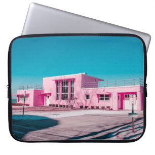 Housse Pour Ordinateur Portable Bâtiment en béton rose dans un ciel bleu clair