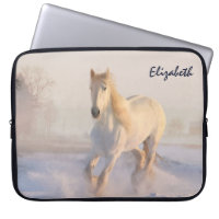 Beau Cheval Blanc Galloping dans la neige