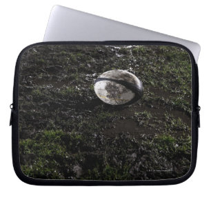 Housse Pour Ordinateur Portable Boule de rugby boueuse assise sur une herbe mâchée
