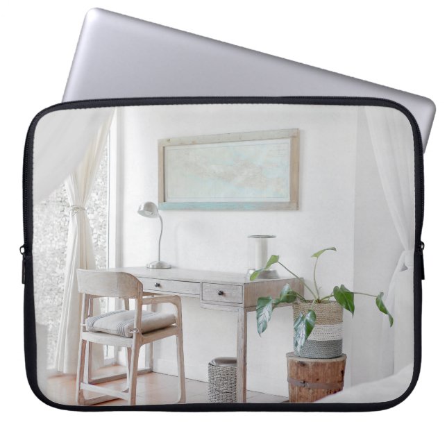 HOUSSE POUR ORDINATEUR PORTABLE BUREAU VIDE PRÈS DU RIDEAU (Devant)