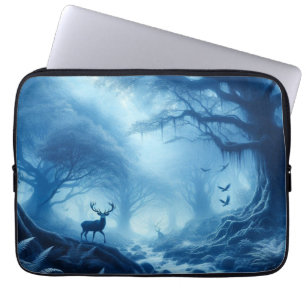 Housse Pour Ordinateur Portable Cerf dans une forêt sombre de brume bleue