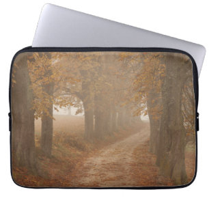 Housse Pour Ordinateur Portable Chemin boisé bordé par des arbres d'automne Photo