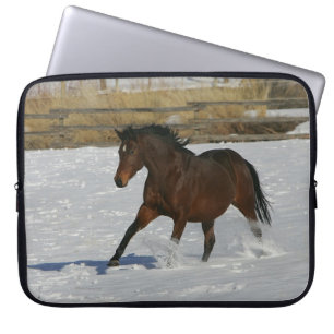 Housse Pour Ordinateur Portable Cheval de pur sang fonctionnant dans la neige