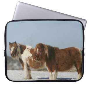 Housse Pour Ordinateur Portable Chevaux miniatures se tenant dans la neige