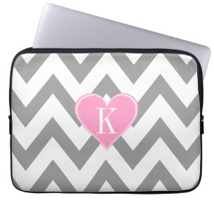 Housse Pour Ordinateur Portable Chevron gris avec le monogramme rose de coeur