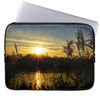 Housse Pour Ordinateur Portable Coucher de soleil sur un petit lac avec des plumet