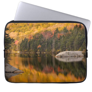 Housse Pour Ordinateur Portable Couleurs d'automne reflétées sur l'étang de castor