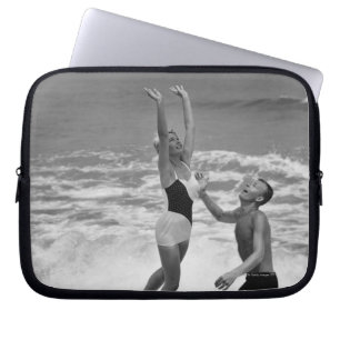 Housse Pour Ordinateur Portable Couples jouant avec un Beachball