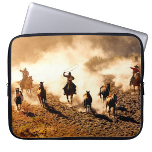 Housse Pour Ordinateur Portable Cowboys chasing wilding horses. roping and riding,