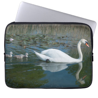 Housse Pour Ordinateur Portable Cygne tuberculé blanc avec des cygneaux canetons s