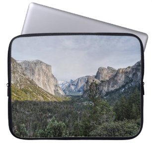 HOUSSE POUR ORDINATEUR PORTABLE DES ARBRES VERTS PRÈS DE LA MONTAGNE SOUS LE CIEL