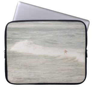 HOUSSE POUR ORDINATEUR PORTABLE DEUX PERSONNES SURFANT SUR DES VAGUES MARITIMES EN