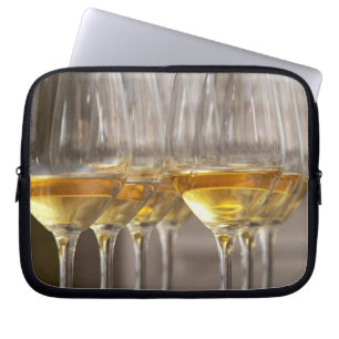 Housse Pour Ordinateur Portable deux rangées de verres à vin avec du vin luxuriant