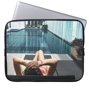 Housse Pour Ordinateur Portable Femme allongée sur le salon de chaise marron