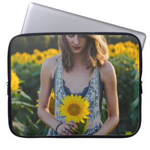 Housse Pour Ordinateur Portable Femme debout sur le terrain de tournesol