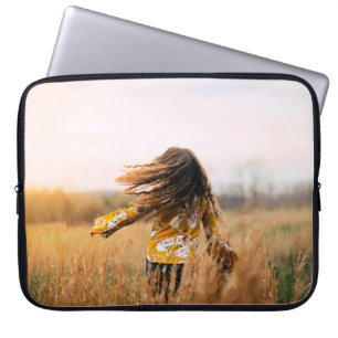 Housse Pour Ordinateur Portable Femme marchant sur le terrain en journée