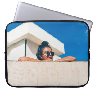 Housse Pour Ordinateur Portable Femme portant des lunettes de soleil noires