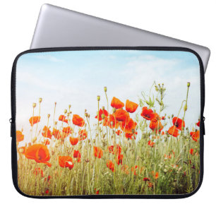 Housse Pour Ordinateur Portable Fermez les pavots sur le terrain. Fleurs sauvages