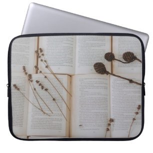 Housse Pour Ordinateur Portable Fleurs séchées sur les livres