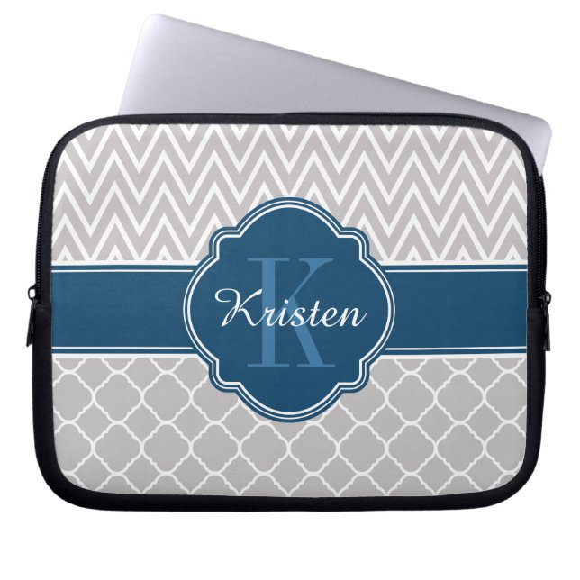 Housse Pour Ordinateur Portable Gris Chevron Quatrefoil Motif Monogramme bleu (Devant)