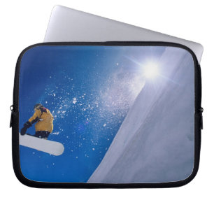 Housse Pour Ordinateur Portable Homme volant dans les airs sur un snowboard avec