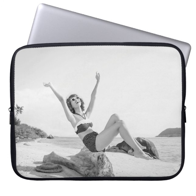 Housse Pour Ordinateur Portable Jeune femme attirante en bikini sur la plage (Devant)