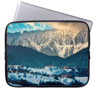 Housse Pour Ordinateur Portable La scape de l'hiver dans le village de Carpathian