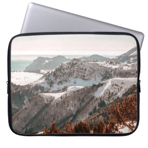 HOUSSE POUR ORDINATEUR PORTABLE LA VUE DE L'OISEAU SUR LA MONTAGNE COUVERTE DE NEI